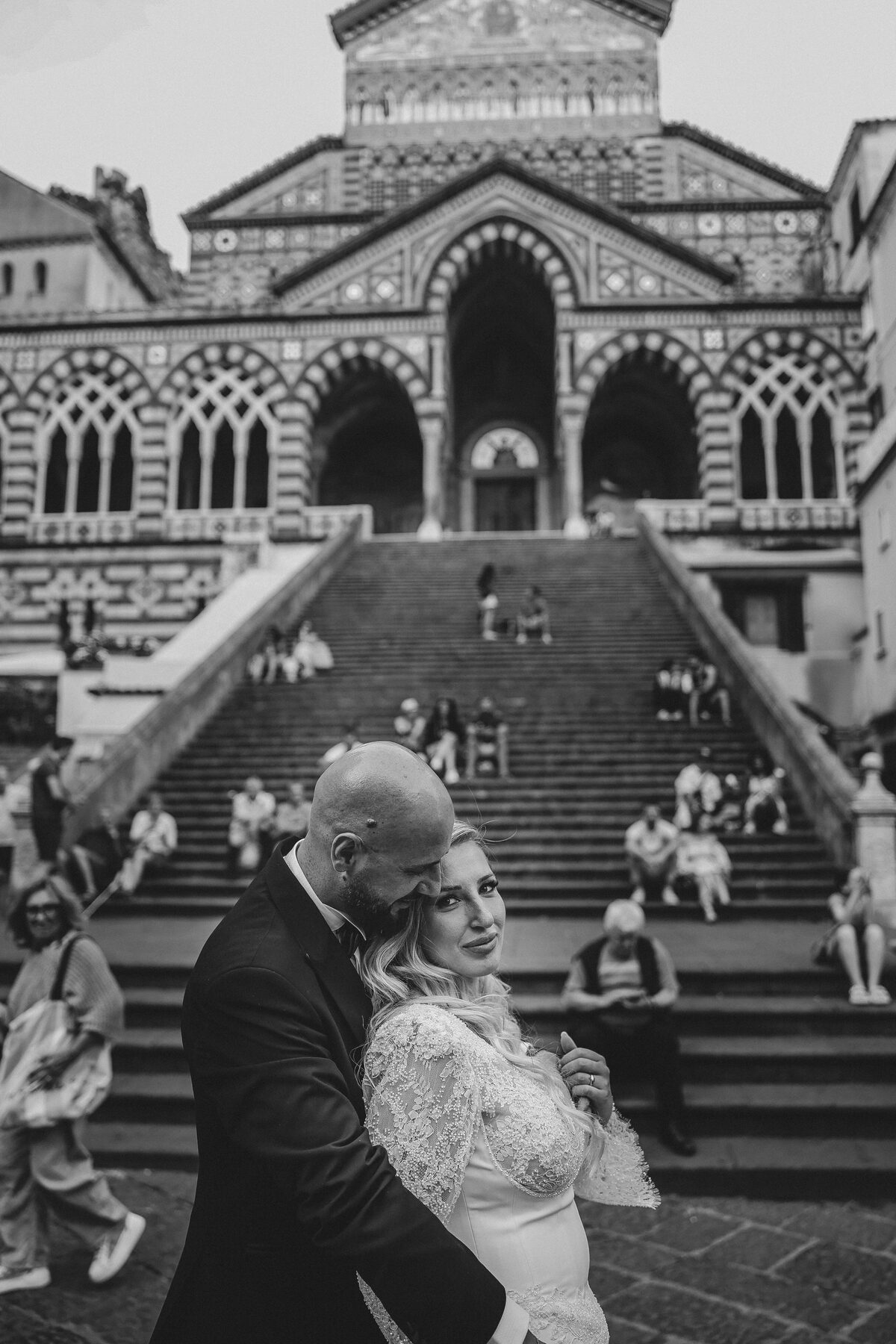 Abbraccio degli sposi davanti al Duomo di Amalfi