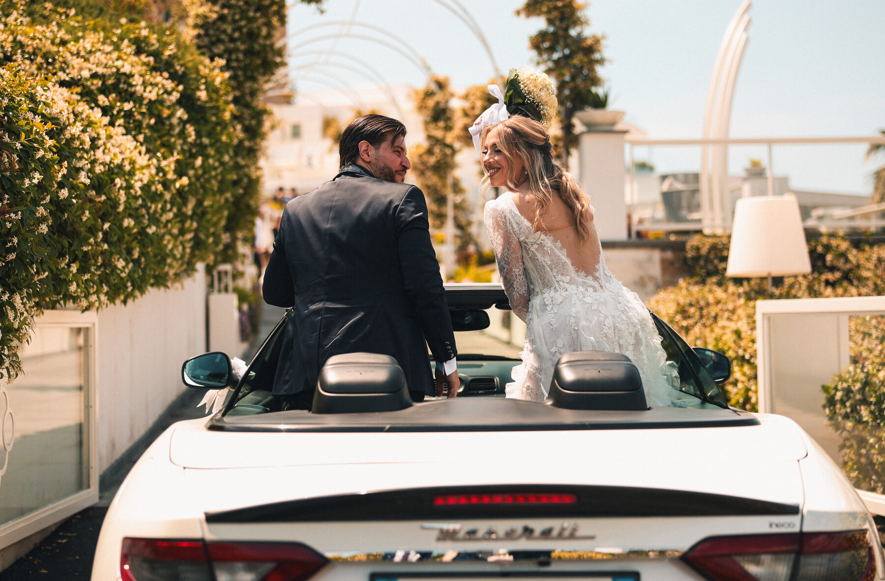 Sposi in auto d'epoca scoperta tra i gelsomini