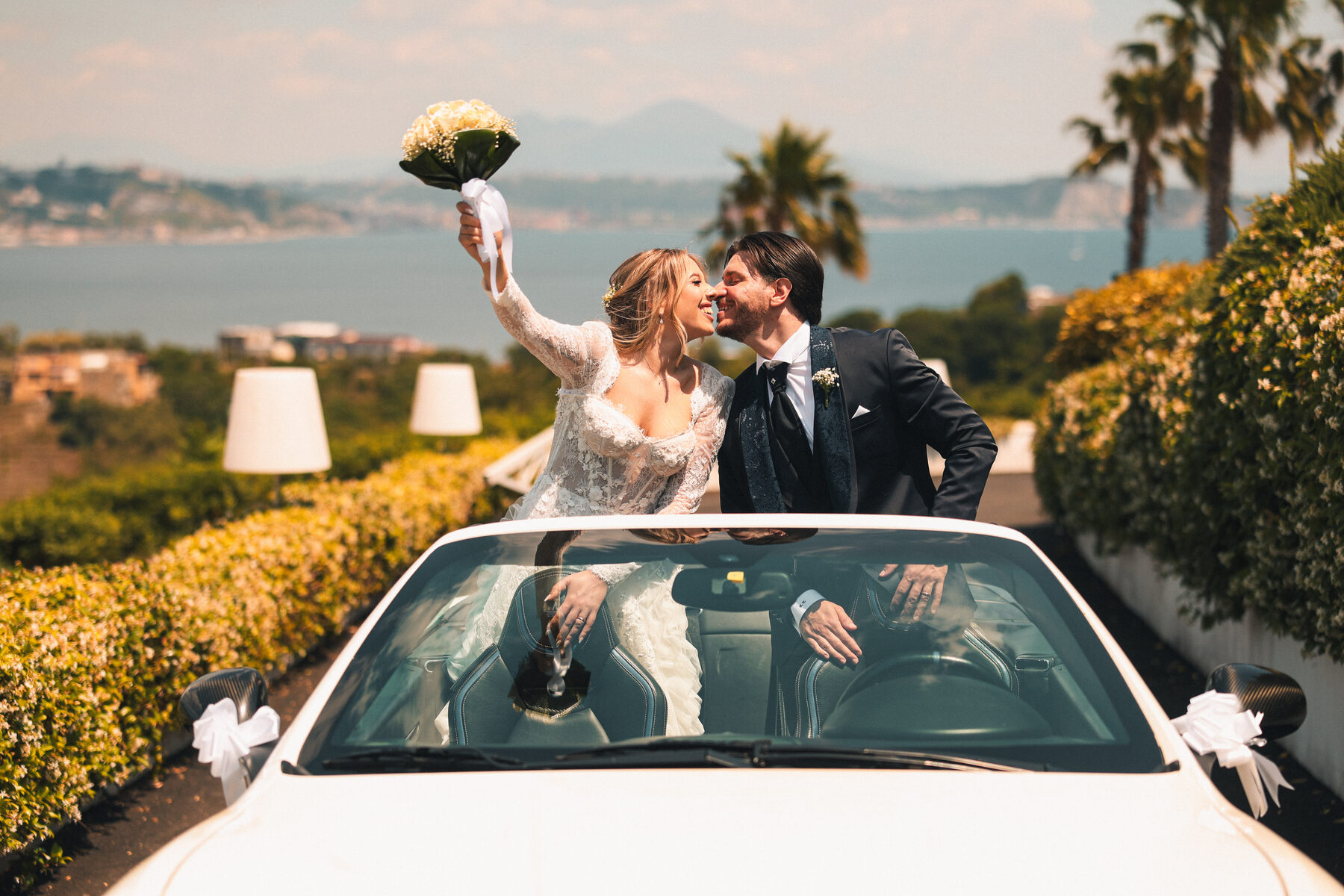 Sposi in cabrio bianca sul golfo con il Vesuvio